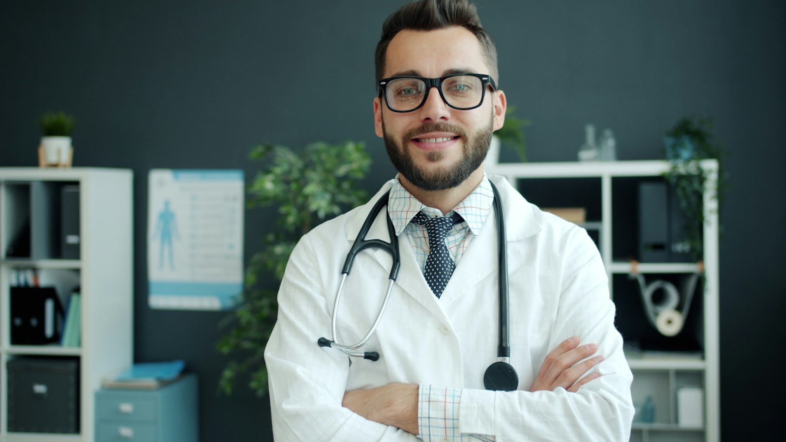 Médico sorrindo em seu consultório